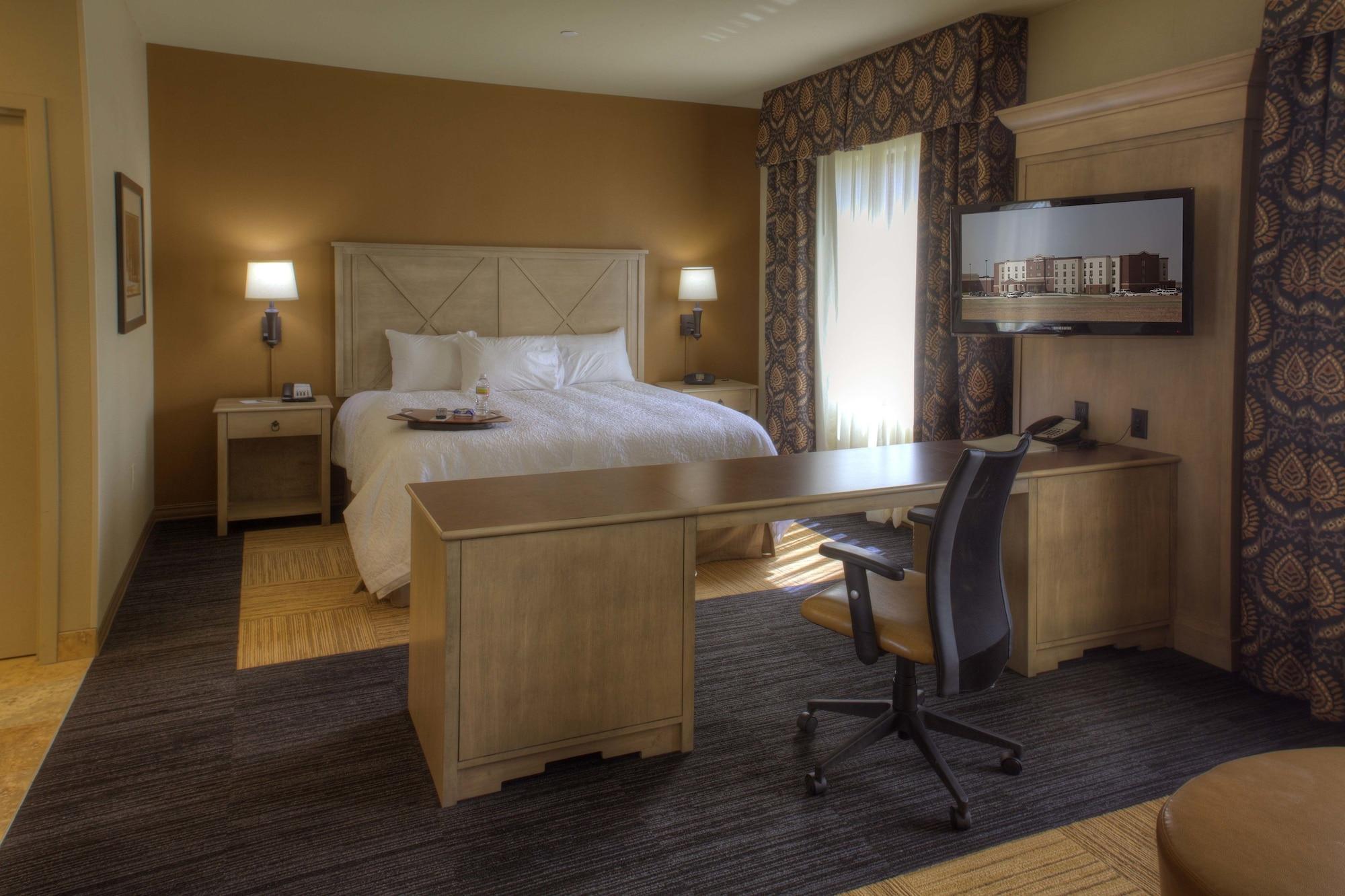 Hampton Inn & Suites Dodge City Boot Hill Casino Exterior photo