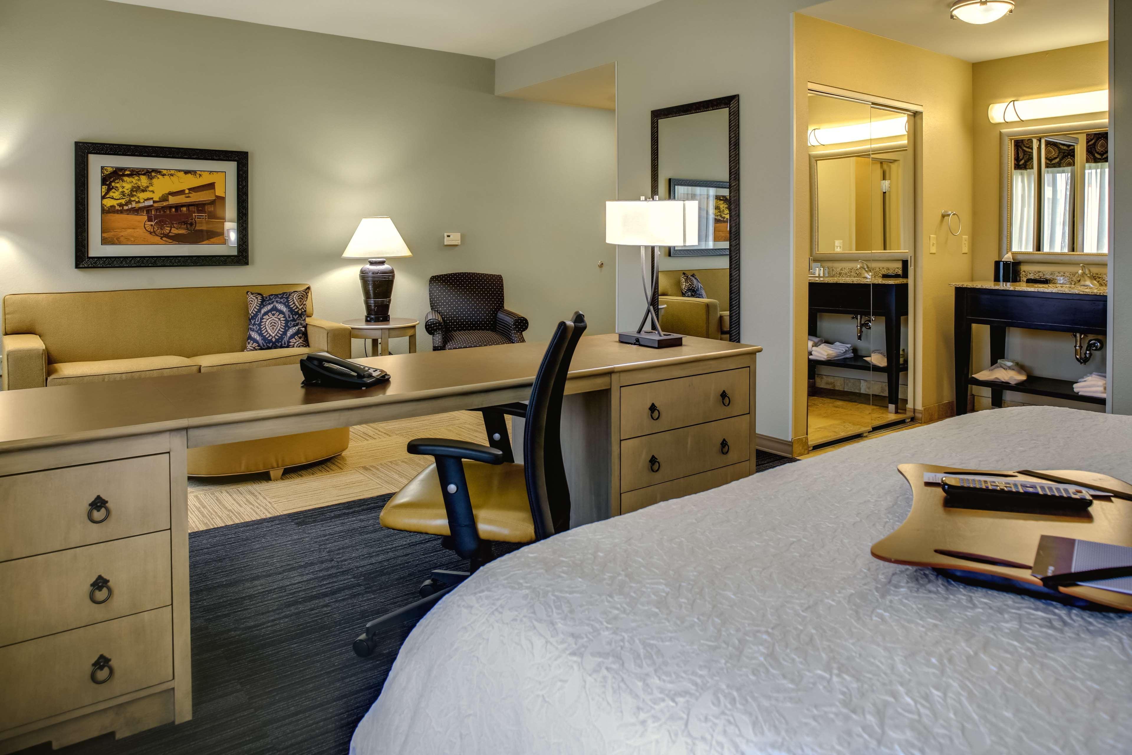 Hampton Inn & Suites Dodge City Boot Hill Casino Exterior photo